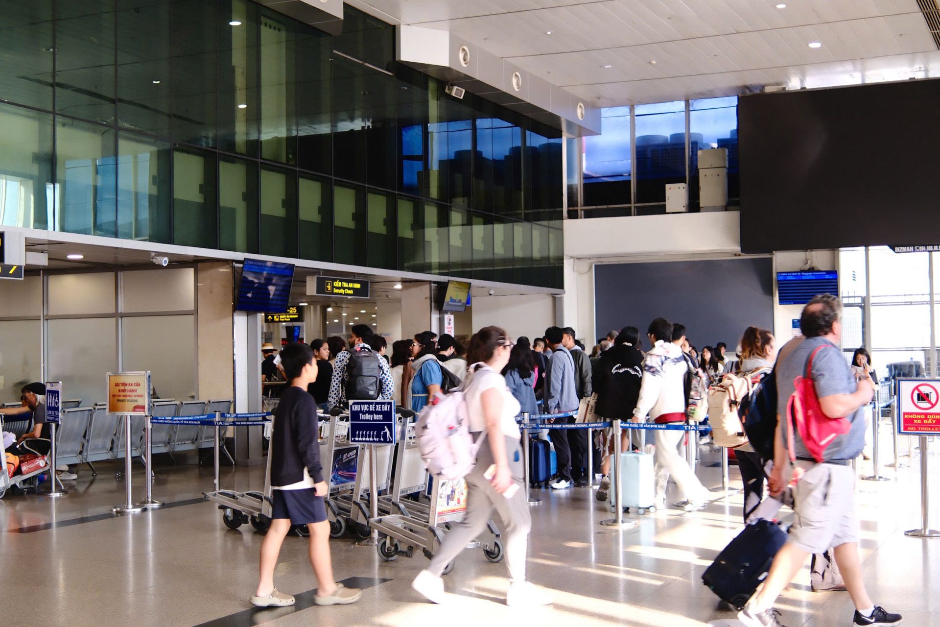 Khu vực kiểm tra an ninh th&ocirc;ng tho&aacute;ng