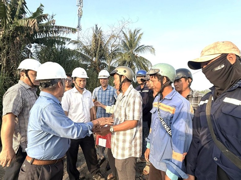 Ông Bùi Quốc Hoan - Phó Tổng giám đốc EVNSPC nghe nhà thầu thi công Dự án Đường dây 110kV trạm 220 kV Thốt Nốt – trạm 110 kV Thới Lai (TP Cần Thơ) báo cáo về phương án thi công dịp Tết Dương lịch - Ảnh: VGP/ĐH Ông Bùi Quốc Hoan - Phó Tổng giám đốc EVNSPC nghe nhà thầu thi công Dự án Đường dây 110kV trạm 220 kV Thốt Nốt – trạm 110 kV Thới Lai (TP Cần Thơ) báo cáo về phương án thi công dịp Tết Dương lịch - Ảnh: VGP/ĐH