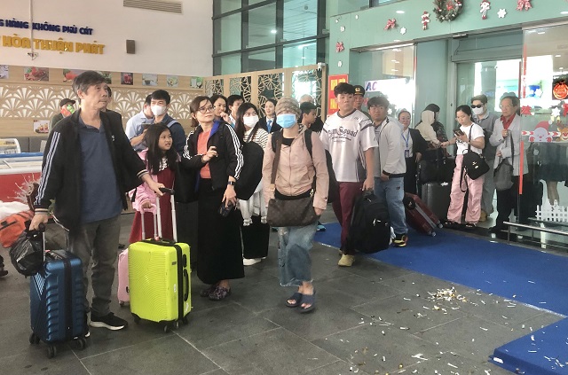 Những du kh&aacute;ch đầu ti&ecirc;n bước qua cổng Cảng H&agrave;ng kh&ocirc;ng Ph&ugrave; C&aacute;t v&agrave; &laquo; x&ocirc;ng đất &raquo; tỉnh Gia Lai. Ảnh : Viết Hiền