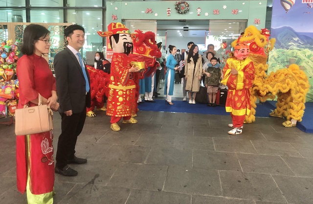 B&agrave; Nguyễn Thị Kim Chung (b&igrave;a tr&aacute;i) tại Lễ đ&oacute;n những vị kh&aacute;ch đầu ti&ecirc;n. Ảnh VH