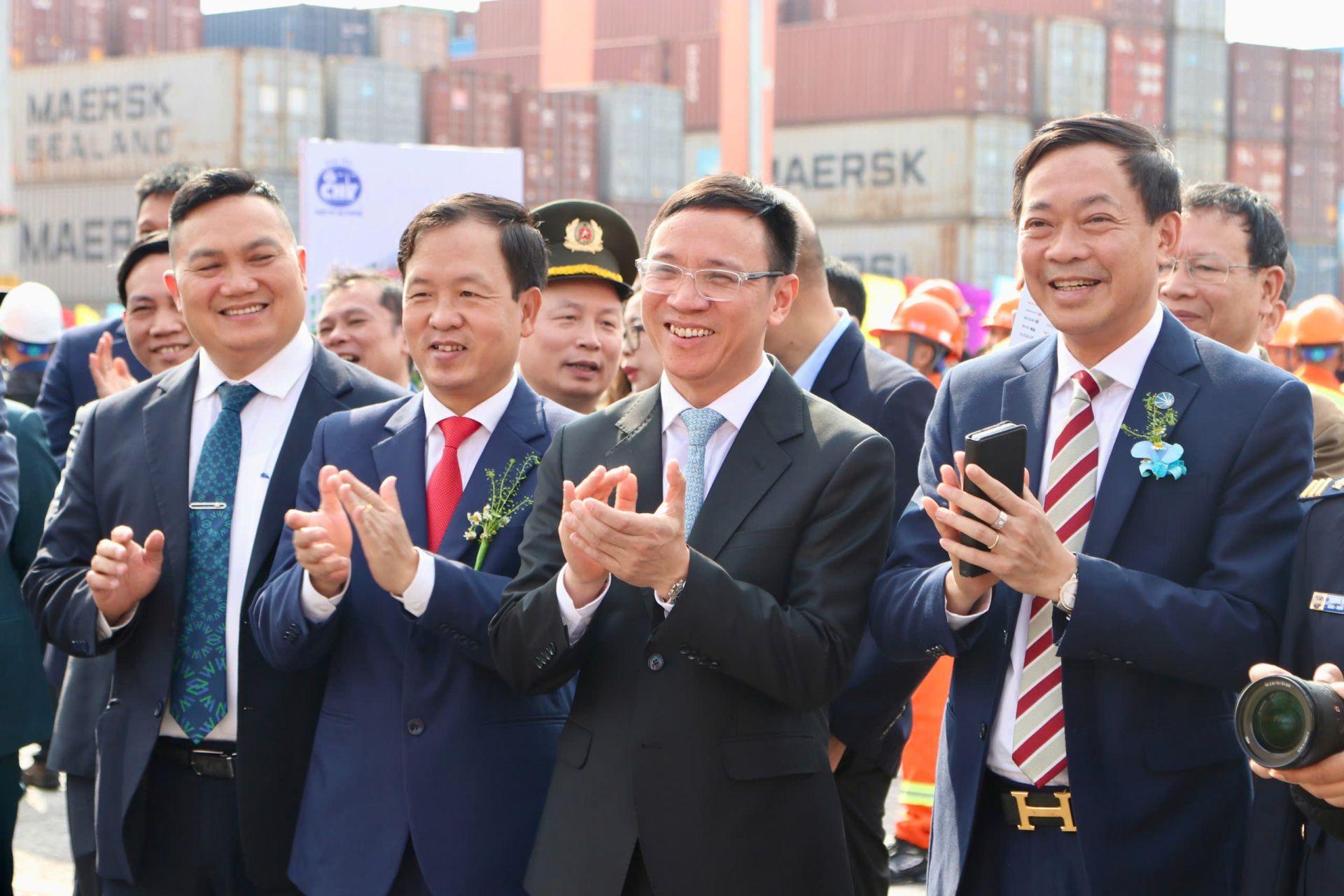 C&aacute;c đại biểu tham dự Lễ ra qu&acirc;n sản xuất đầu năm 2026 của Cảng Hải Ph&ograve;ng.