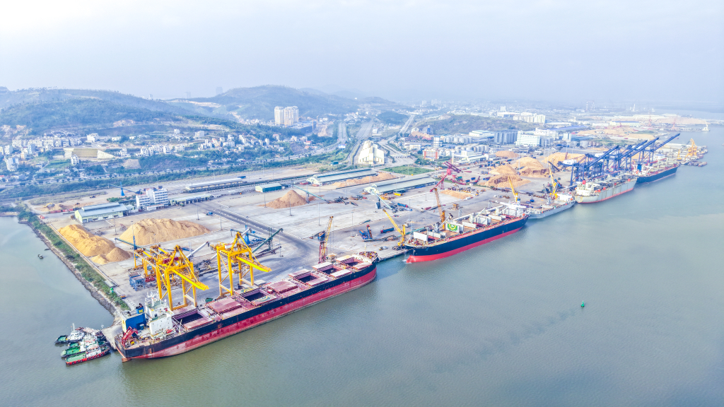 Cảng Cái Lân đón 6 tàu vào làm hàng đầu năm mới 2026