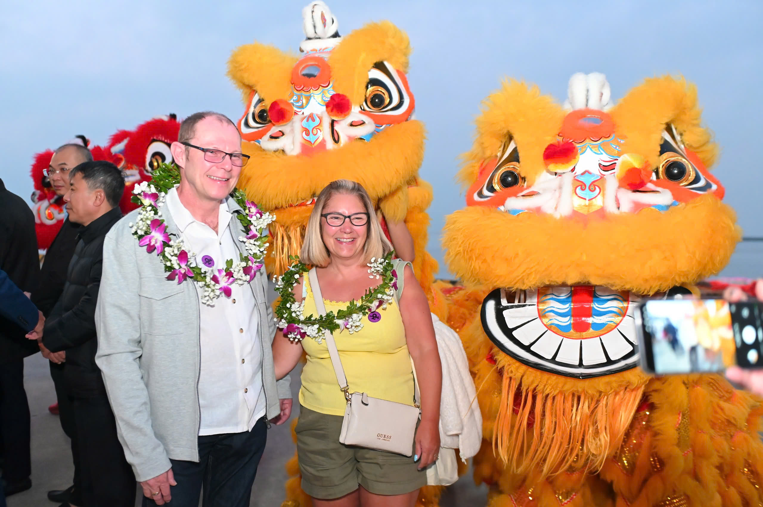 Du khách chụp ảnh lưu niệm tại Cảng tàu khách quốc tế Hạ Long Du khách chụp ảnh lưu niệm tại Cảng tàu khách quốc tế Hạ Long