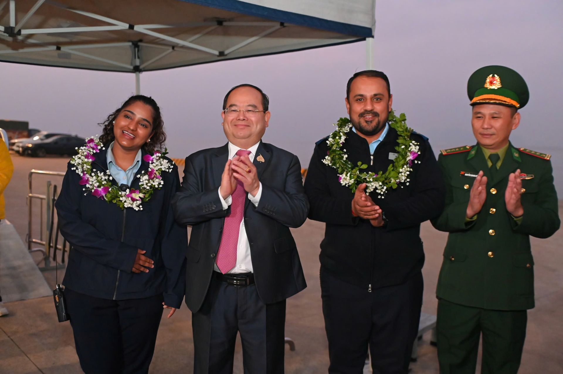 Ông Quản Minh Cường, Bí thư Tỉnh ủy Quảng Ninh, đã có mặt từ rất sớm tại Cảng tàu khách quốc tế Hạ Long để tặng hoa và chụp hình lưu niệm cùng những vị khách quốc tế đầu tiên đến Quảng Ninh trong năm 2026 Ông Quản Minh Cường, Bí thư Tỉnh ủy Quảng Ninh, đã có mặt từ rất sớm tại Cảng tàu khách quốc tế Hạ Long để tặng hoa và chụp hình lưu niệm cùng những vị khách quốc tế đầu tiên đến Quảng Ninh trong năm 2026