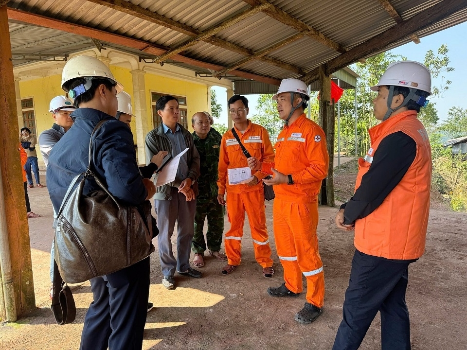 EVNNPC v&agrave; ch&iacute;nh quyền địa phương đ&atilde; xuống khảo s&aacute;t, trao đổi, t&igrave;m giải ph&aacute;p khả thi nhất nhằm sớm đưa &aacute;nh s&aacute;ng điện về với đồng b&agrave;o