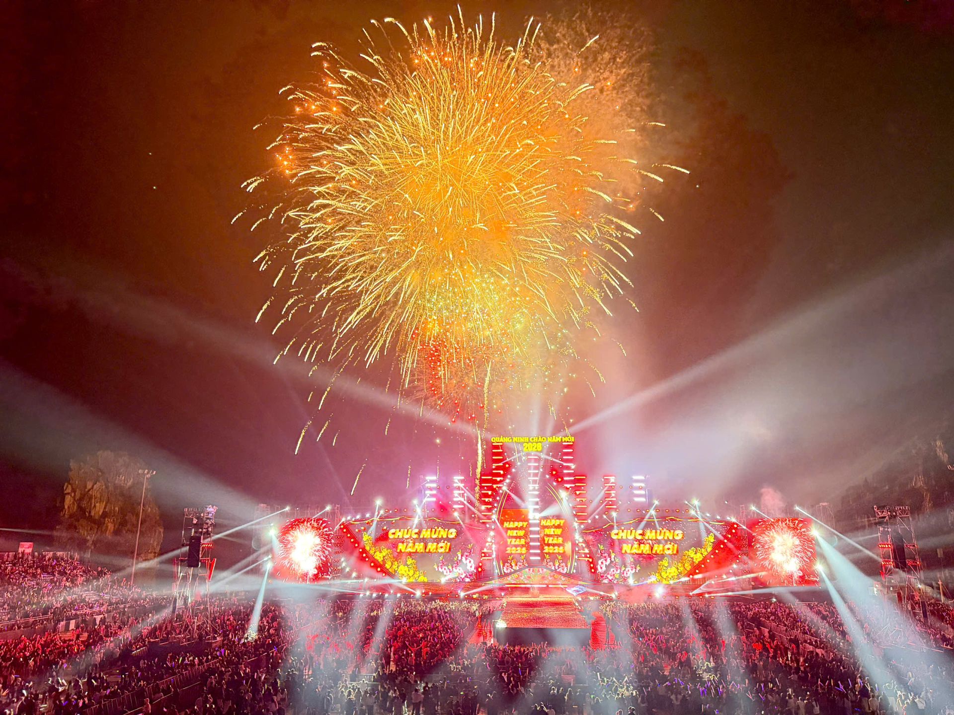 M&agrave;n ph&aacute;o hoa rực rỡ ch&agrave;o mừng năm mới 2026 được gửi đi từ mảnh đất b&ecirc;n bờ Di sản, Kỳ quan thi&ecirc;n nhi&ecirc;n thế giới Vịnh Hạ Long