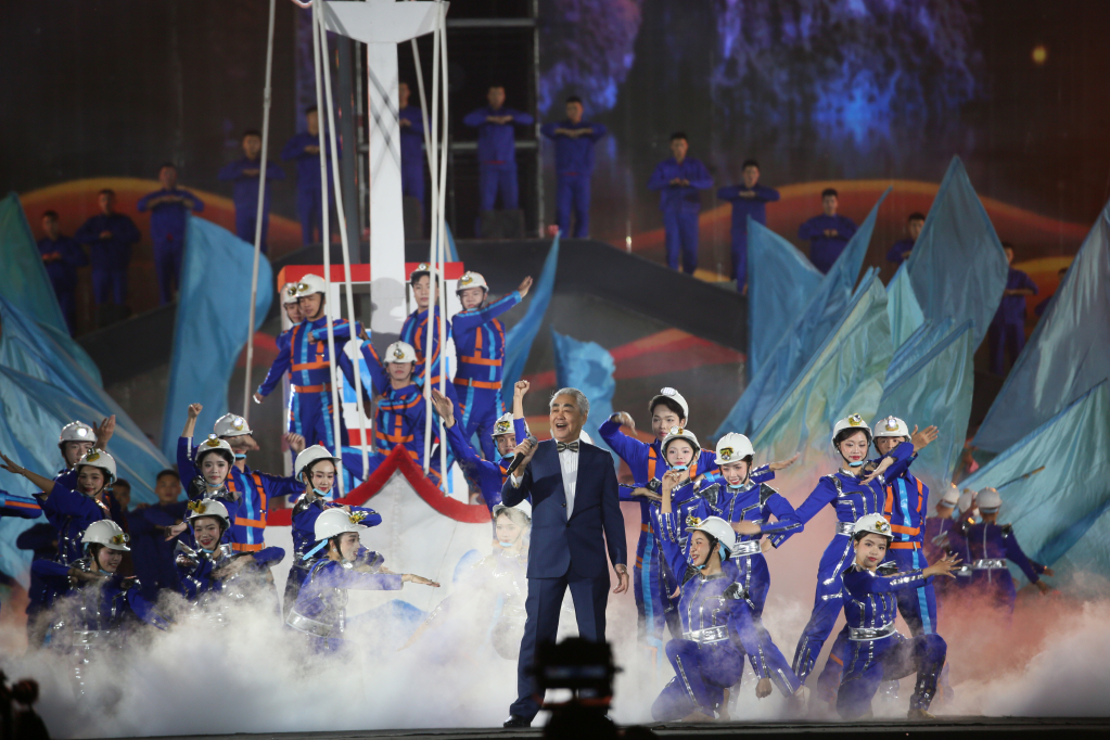 NSND Quang Thọ - một người con của Đất Mỏ Quảng Ninh g&oacute;p mặt trong tiết mục mở m&agrave;n mashup 