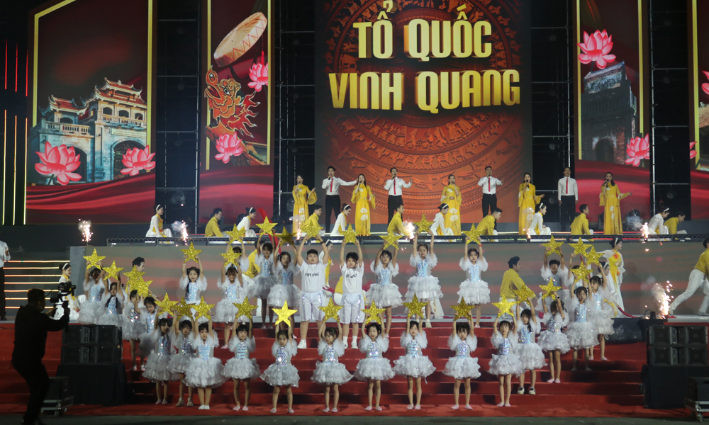 C&aacute;c em thiếu nhi tham gia chương tr&igrave;nh tại Quảng trường Trung t&acirc;m Văn h&oacute;a Kinh Bắc.