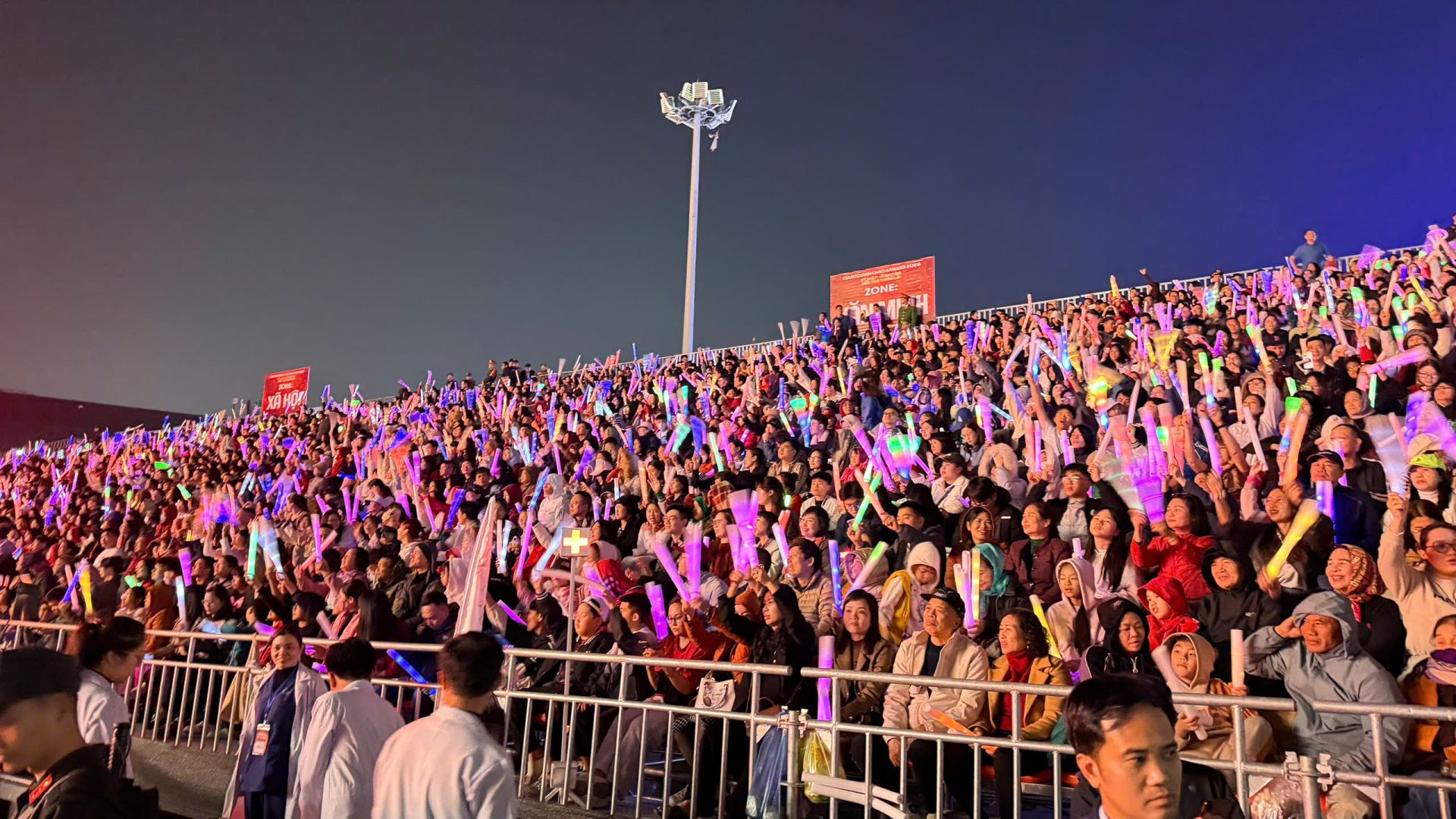 Sự xuất hiện của c&aacute;c nghệ sĩ nổi tiếng khiến h&agrave;ng vạn kh&aacute;n giả phấn kh&iacute;ch, h&ograve; reo cổ vũ v&agrave; h&aacute;t c&ugrave;ng c&aacute;c thần tượng của m&igrave;nh