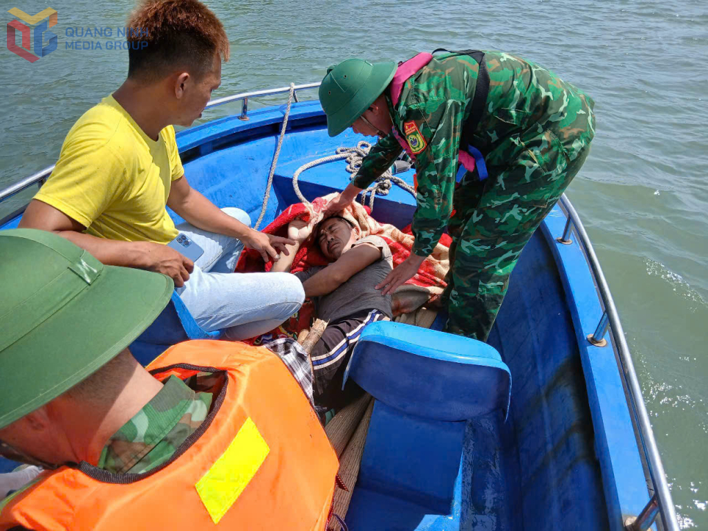Bộ đội Biên phòng Quảng Ninh kịp thời cứu 6 ngư dân gặp nạn trên biển