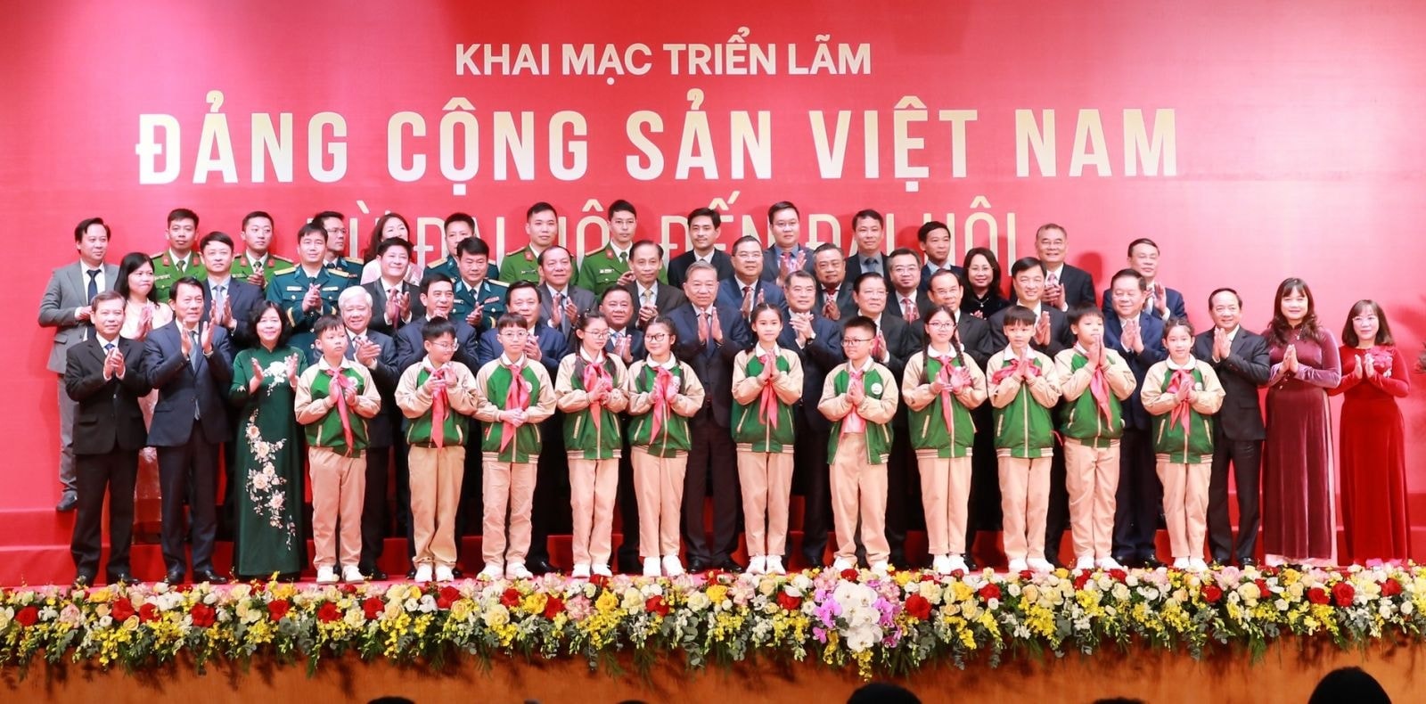 Tổng B&iacute; thư T&ocirc; L&acirc;m v&agrave; l&atilde;nh đạo Đảng, Nh&agrave; nước với c&aacute;c đại biểu tham dự Triển l&atilde;m 