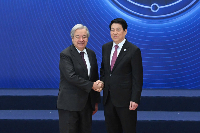 Chủ tịch nước Lương Cường đ&oacute;n Tổng Thư k&yacute; Li&ecirc;n hợp quốc tại sự kiện Lễ mở k&yacute; C&ocirc;ng ước H&agrave; Nội. (Ảnh: XU&Acirc;N KỲ-THỦY NGUY&Ecirc;N)