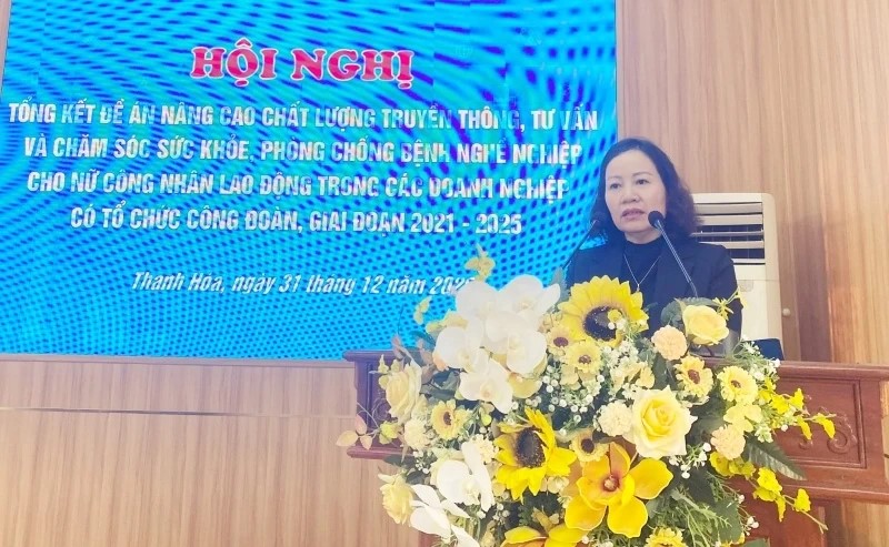 Đồng ch&iacute; Trịnh Thị Hoa, Ph&oacute; Chủ tịch LĐLĐ tỉnh, Trưởng Ban C&ocirc;ng t&aacute;c C&ocirc;ng đo&agrave;n ph&aacute;t biểu tại hội nghị.