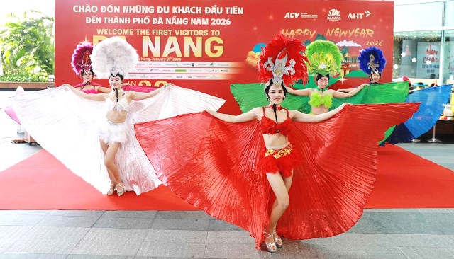 Chương tr&igrave;nh nghệ thuật ch&agrave;o đ&oacute;n c&aacute;c vị kh&aacute;ch đầu ti&ecirc;n đến Đ&agrave; Nẵng