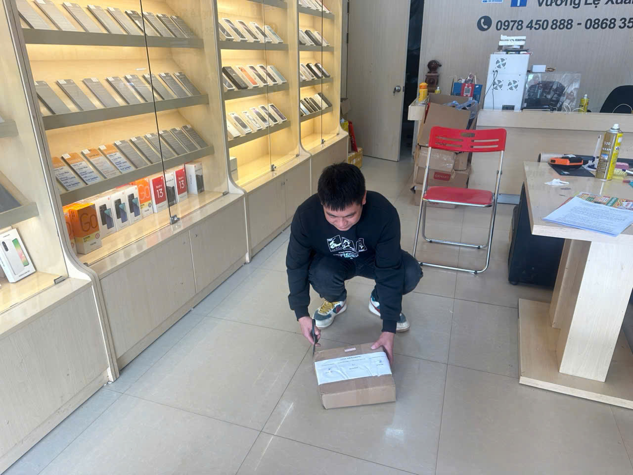 Lạng Sơn: Phát hiện, xử lý 2 cơ sở kinh doanh điện thoại vi phạm