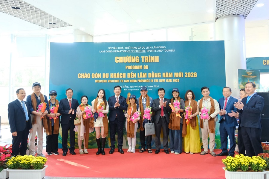 C&aacute;c đồng ch&iacute; Hồ Văn Mười, Ph&oacute; B&iacute; thư Tỉnh ủy, Chủ tịch UBND tỉnh L&acirc;m Đồng; Đinh Văn Tuấn, Ph&oacute; Chủ tịch UBND tỉnh; l&atilde;nh đạo c&aacute;c sở, ng&agrave;nh tặng qu&agrave; cho c&aacute;c du kh&aacute;ch đầu ti&ecirc;n đến với L&acirc;m Đồng trong năm 2026