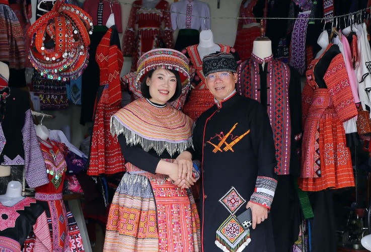 Mặc thử trang phục nam của người D&acirc;n tộc Lự, t&aacute;c giả cảm ơn c&ocirc; chủ Kim Oanh về cuộc trao đổi l&yacute; th&uacute;