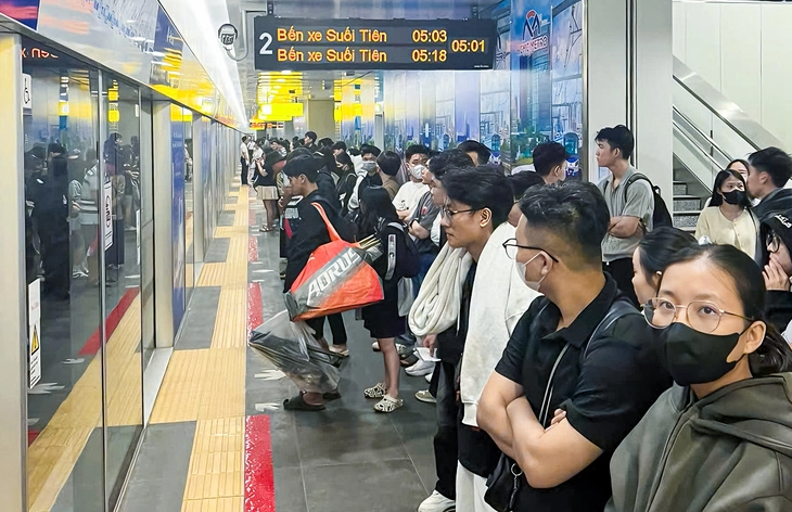 Đ&ocirc;ng đảo người d&acirc;n đi metro số 1 dịp Tết dương lịch 2026 - Ảnh: HURC1