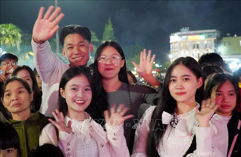 Người d&acirc;n h&acirc;n hoan ch&agrave;o đ&oacute;n năm mới 2026 - Ảnh: TTXVN