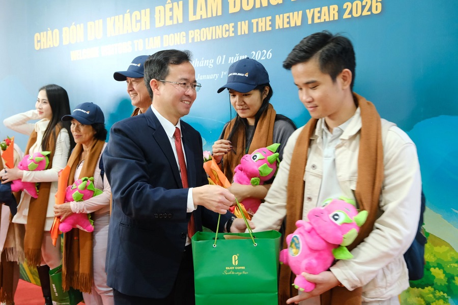 Đồng ch&iacute; Nguyễn Văn Lộc, Gi&aacute;m đốc Sở Văn h&oacute;a Thể thao v&agrave; Du lịch tỉnh L&acirc;m Đồng tặng qu&agrave; cho du kh&aacute;ch