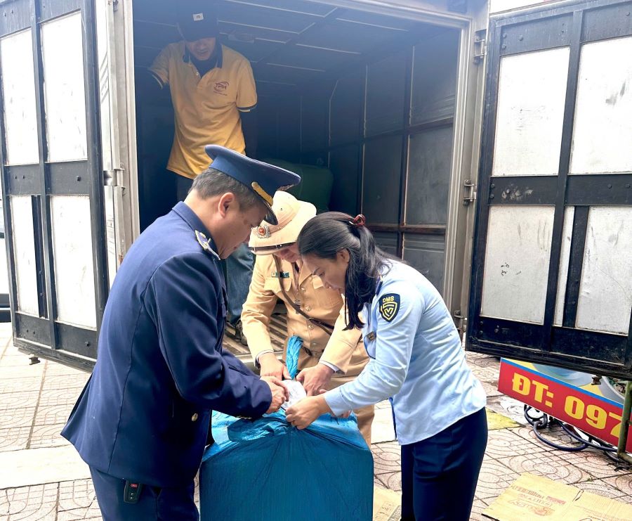 Lực lượng chức năng tiến hành kiểm tra xe ô tô tải vận chuyển hàng hóa trên tuyến Quốc lộ 1A Lực lượng chức năng tiến hành kiểm tra xe ô tô tải vận chuyển hàng hóa trên tuyến Quốc lộ 1A