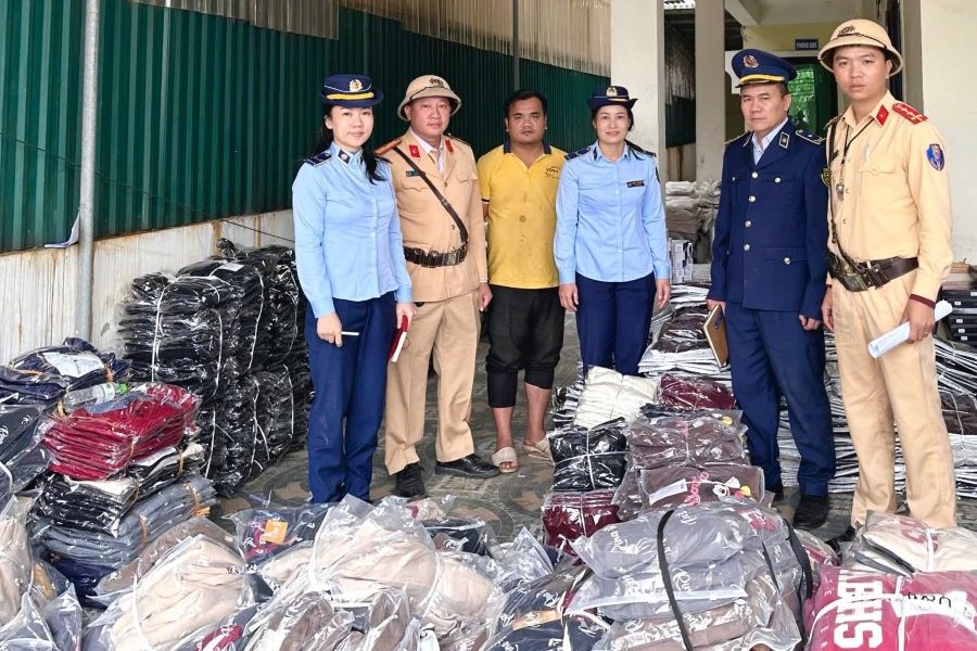 Hà Tĩnh: Phát hiện xe tải vận chuyển số lượng lớn quần áo không rõ nguồn gốc, xuất xứ