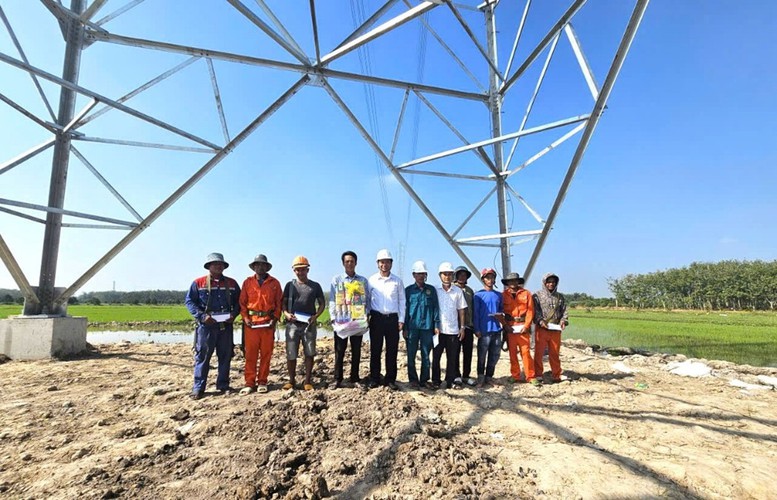 Lãnh đạo EVNSPC động viên người lao động làm việc xuyên Tết trên công trình Xây dựng mới tuyến dây đấu nối trạm 110 kV Phước Đông 5&6 (220kV Tây Ninh 2) – 220 kV Phước Đông, 2 mạch”, tỉnh Tây Ninh - Ảnh: VGP/ĐH Lãnh đạo EVNSPC động viên người lao động làm việc xuyên Tết trên công trình Xây dựng mới tuyến dây đấu nối trạm 110 kV Phước Đông 5&6 (220kV Tây Ninh 2) – 220 kV Phước Đông, 2 mạch”, tỉnh Tây Ninh - Ảnh: VGP/ĐH