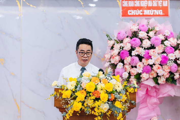 &Ocirc;ng Nguyễn Văn Hiền, Ph&oacute; B&iacute; thư Đảng ủy, Ph&oacute; Tổng gi&aacute;m đốc C&ocirc;ng ty b&aacute;o c&aacute;o kết quả c&ocirc;ng t&aacute;c năm 2025, triển khai nhiệm vụ năm 2026 tại Hội nghị