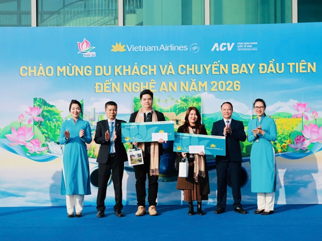 Ban Tổ chức đ&atilde; tặng qu&agrave; lưu niệm v&agrave; v&eacute; m&aacute;y bay khứ hồi miễn cước tr&ecirc;n chặng bay nội địa của Vietnam Airlines.