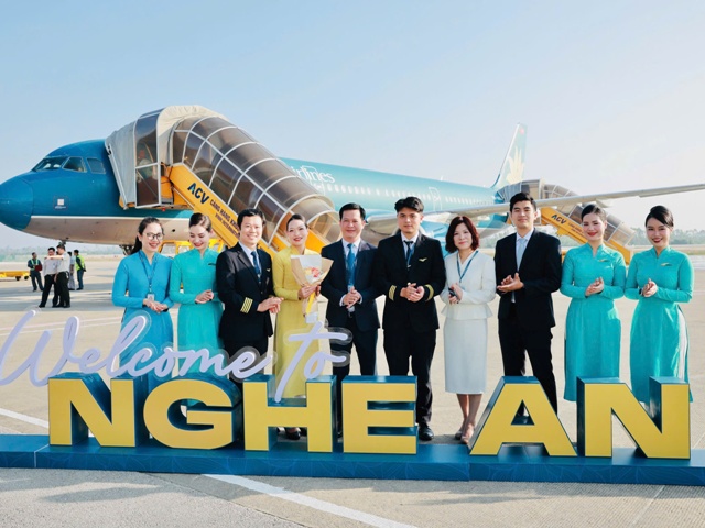 Tặng hoa cho tổ l&aacute;i v&agrave; tiếp vi&ecirc;n.