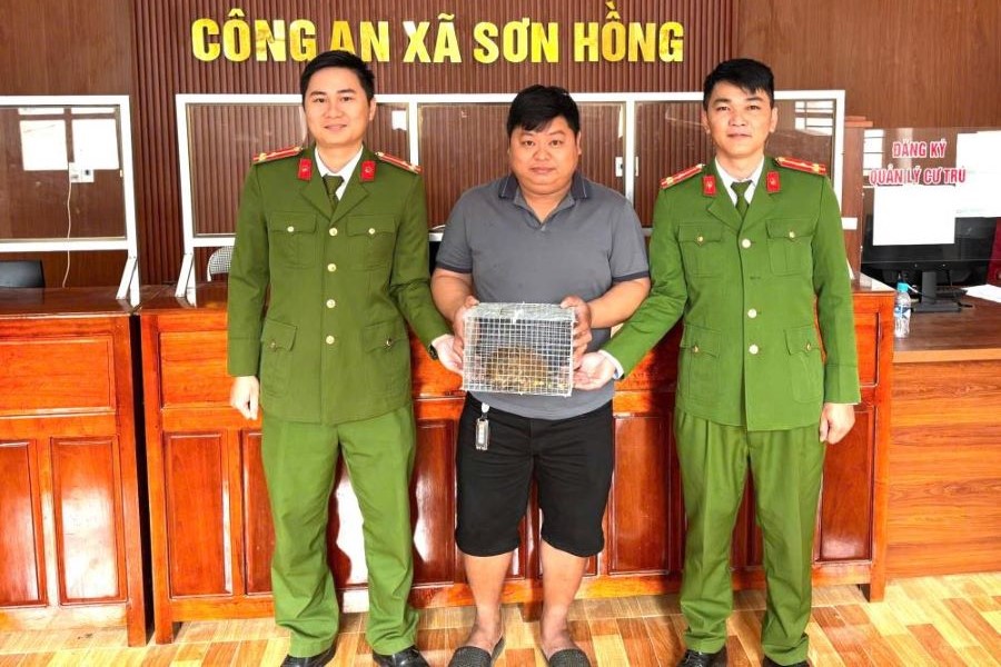 Anh Phan Xu&acirc;n Quyết giao nộp c&aacute; thể cu li nhỏ cho C&ocirc;ng an x&atilde; Sơn Hồng
