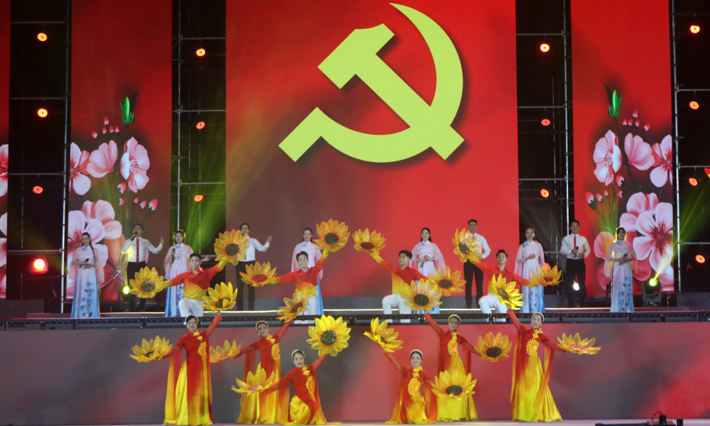 Tiết mục nghệ thuật tại Quảng trường Trung t&acirc;m Văn h&oacute;a Kinh Bắc.