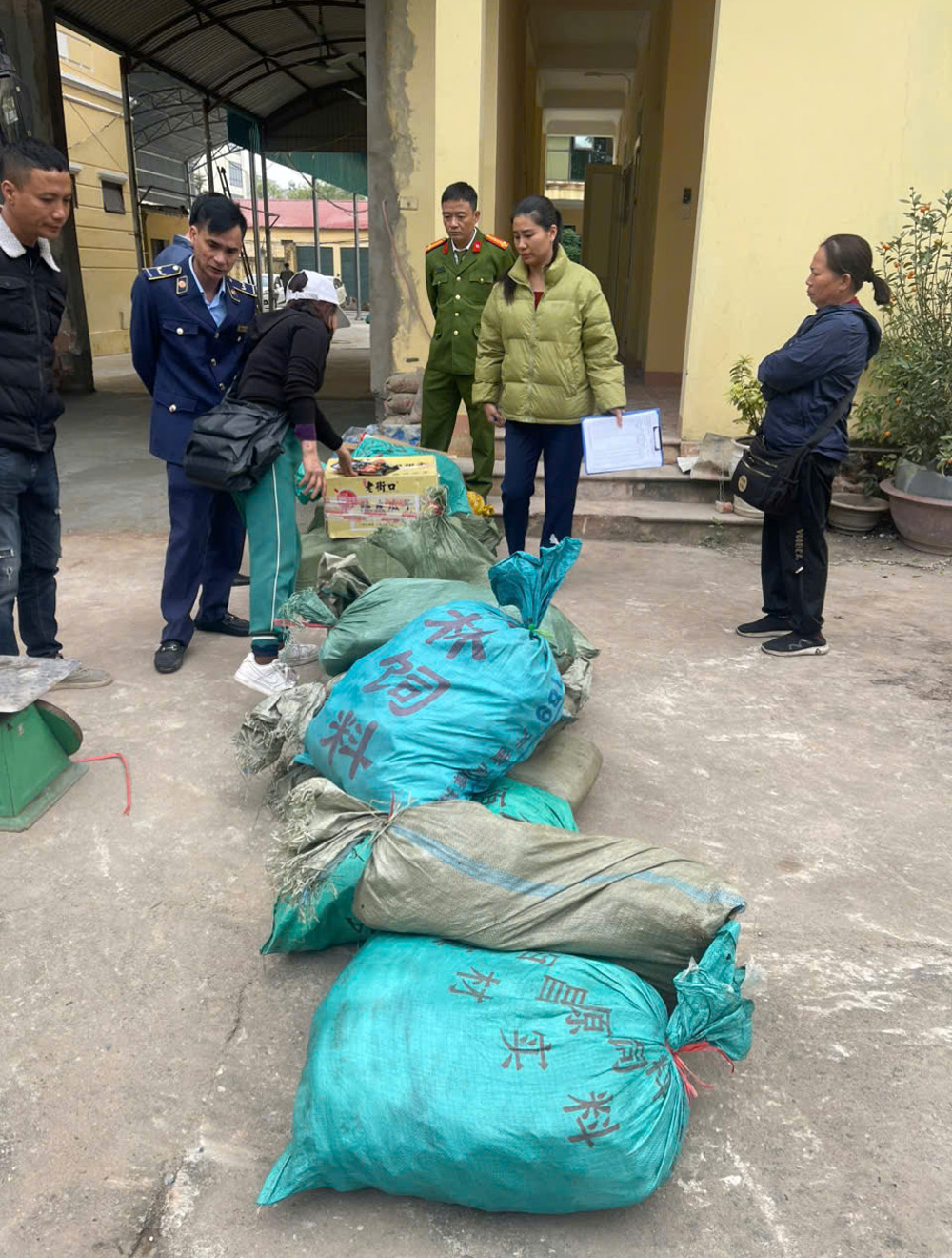 Lực lượng chức năng y&ecirc;u cầu bao g&oacute;i, đưa số x&uacute;c x&iacute;ch kh&ocirc;ng r&otilde; nguồn gốc đi ti&ecirc;u hủy.