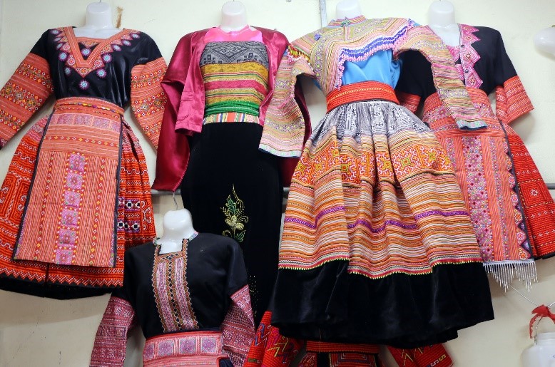 Một số trang phục trẻ em H&rsquo;m&ocirc;ng