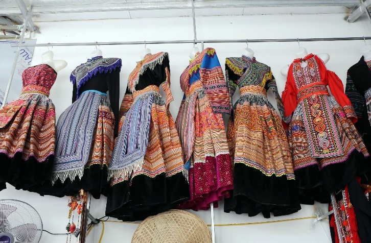 Một số trang phục đồng b&agrave;o H&rsquo;m&ocirc;ng