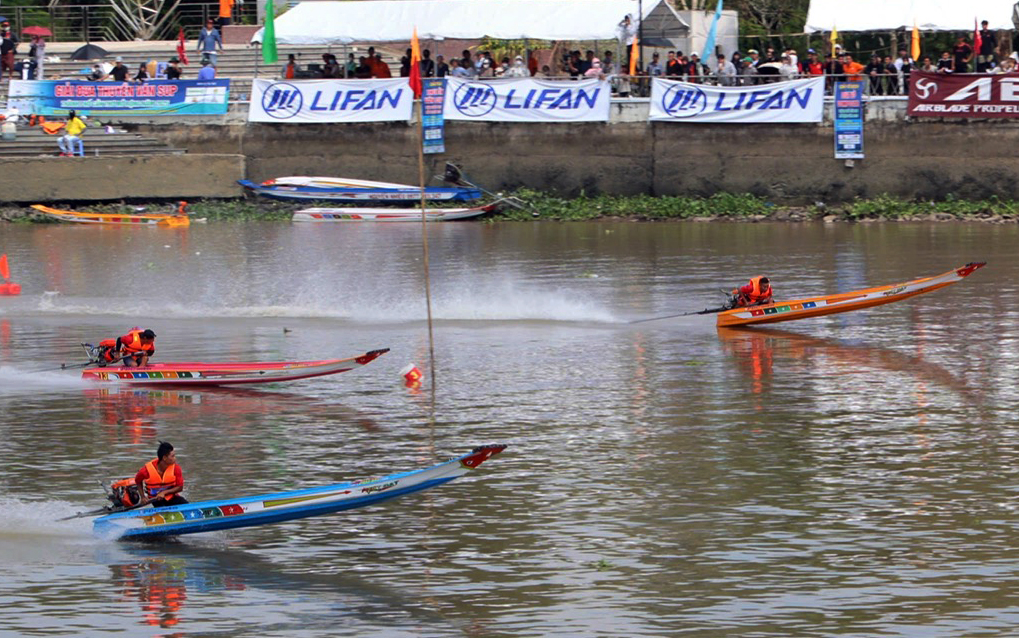 Tr&ecirc;n đường đua