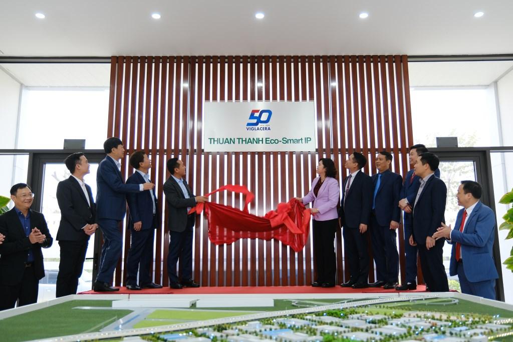 L&atilde;nh đạo tỉnh Bắc Ninh v&agrave; l&atilde;nh đạo TCT Viglacera c&ocirc;ng bố Thuan Thanh Eco Smart IP l&agrave; KCN đầu ti&ecirc;n của tỉnh ph&aacute;t triển theo định hướng xanh v&agrave; th&ocirc;ng minh, mở đường cho xu hướng ph&aacute;t triển c&ocirc;ng nghiệp bền vững.