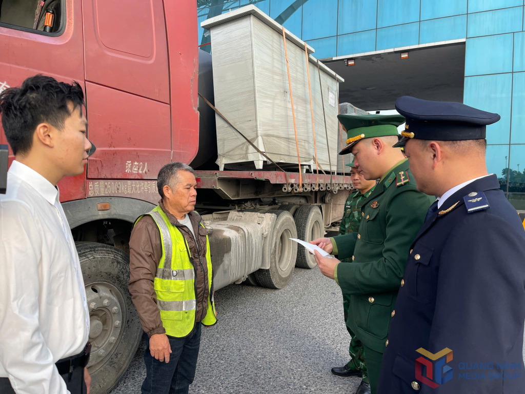 Khoảng 20 triệu USD kim ngạch XNK thông quan qua Cửa khẩu quốc tế Móng Cái trong ngày 1/1/2025