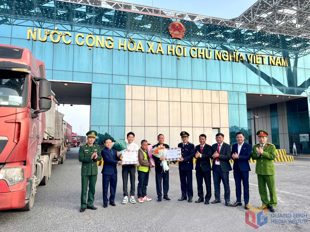 L&atilde;nh đạo Chi cục Hải quan khu vực VIII, l&atilde;nh đạo phường M&oacute;ng C&aacute;i 1 v&agrave; c&aacute;c ng&agrave;nh chức năng cửa khẩu ch&agrave;o đ&oacute;n, tặng hoa ch&uacute;c mừng doanh nghiệp c&oacute; l&ocirc; h&agrave;ng nhập khẩu trong ng&agrave;y đầu năm