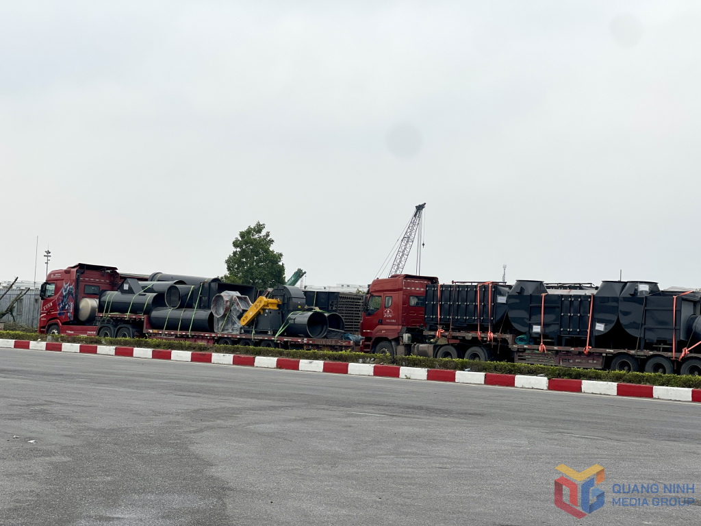 Dự kiến ng&agrave;y 1/1, c&oacute; khoảng 45 xe xuất cảnh v&agrave; 30 xe nhập cảnh qua cầu Bắc Lu&acirc;n II, với tổng kim ngạch XNK ước đạt khoảng 20 triệu USD