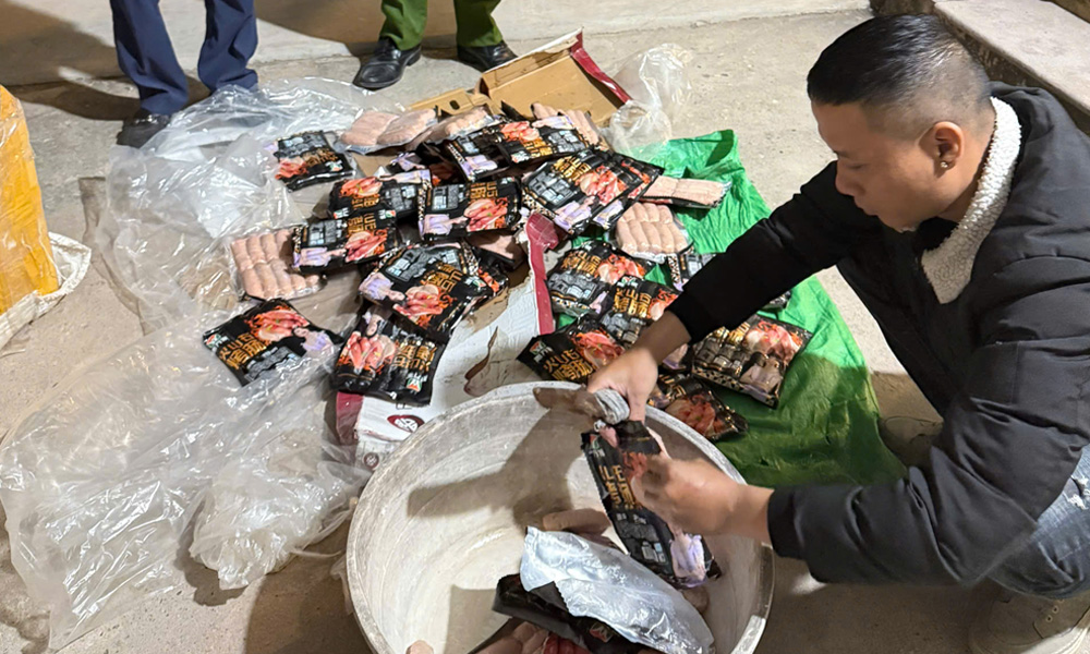 Bắc Ninh: Phát hiện, xử lý hơn 3 tạ xúc xích không rõ nguồn gốc