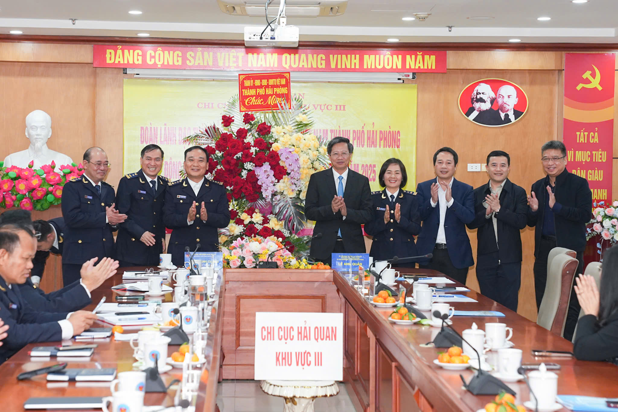 Phó Chủ tịch Thường trực UBND thành phố Lê Anh Quân biểu dương Chi cục Hải quan khu vực III. Phó Chủ tịch Thường trực UBND thành phố Lê Anh Quân biểu dương Chi cục Hải quan khu vực III.