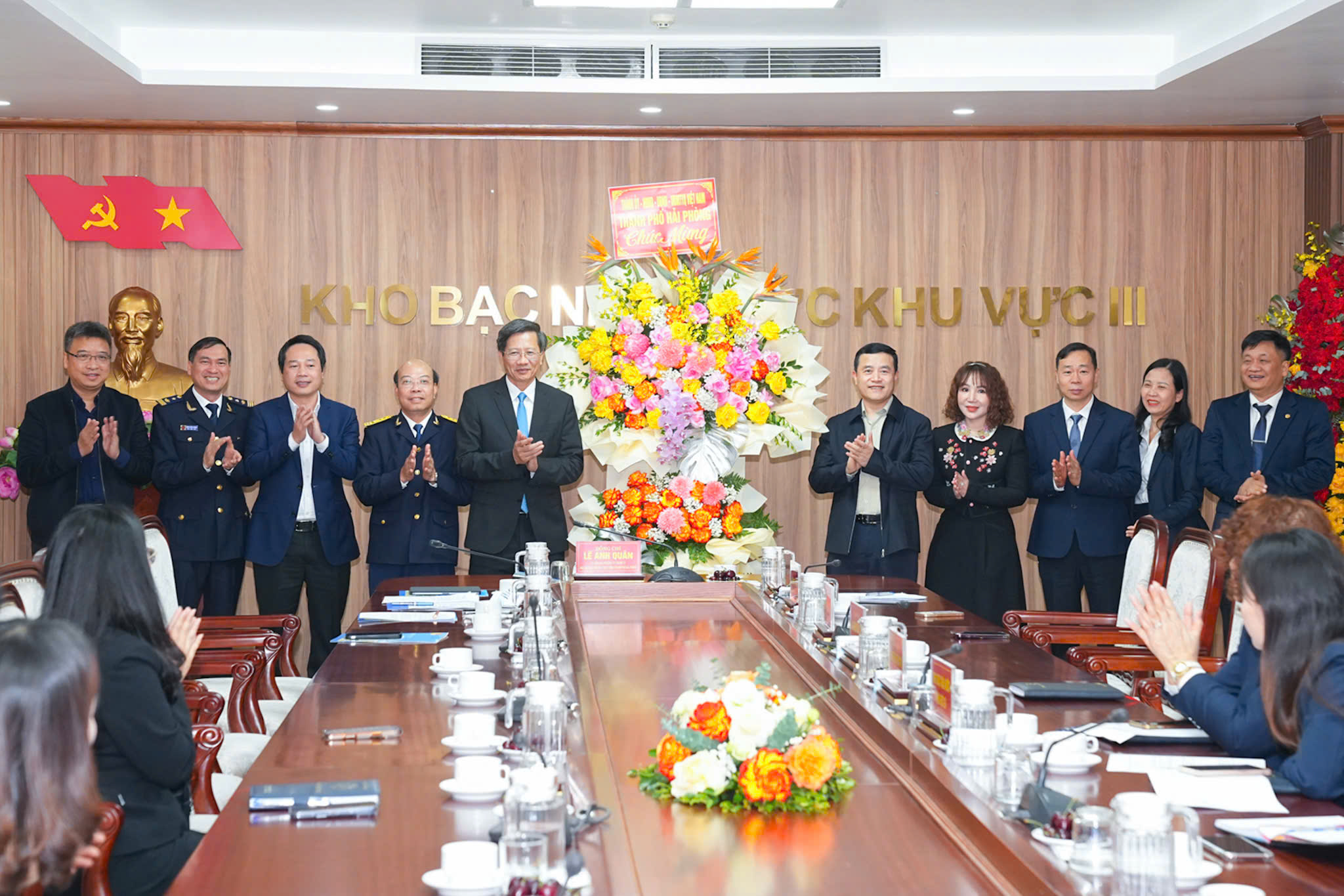 Phó Chủ tịch Thường trực UBND thành phố Lê Anh Quân biểu dương Kho bạc Nhà nước khu vực III. Phó Chủ tịch Thường trực UBND thành phố Lê Anh Quân biểu dương Kho bạc Nhà nước khu vực III.