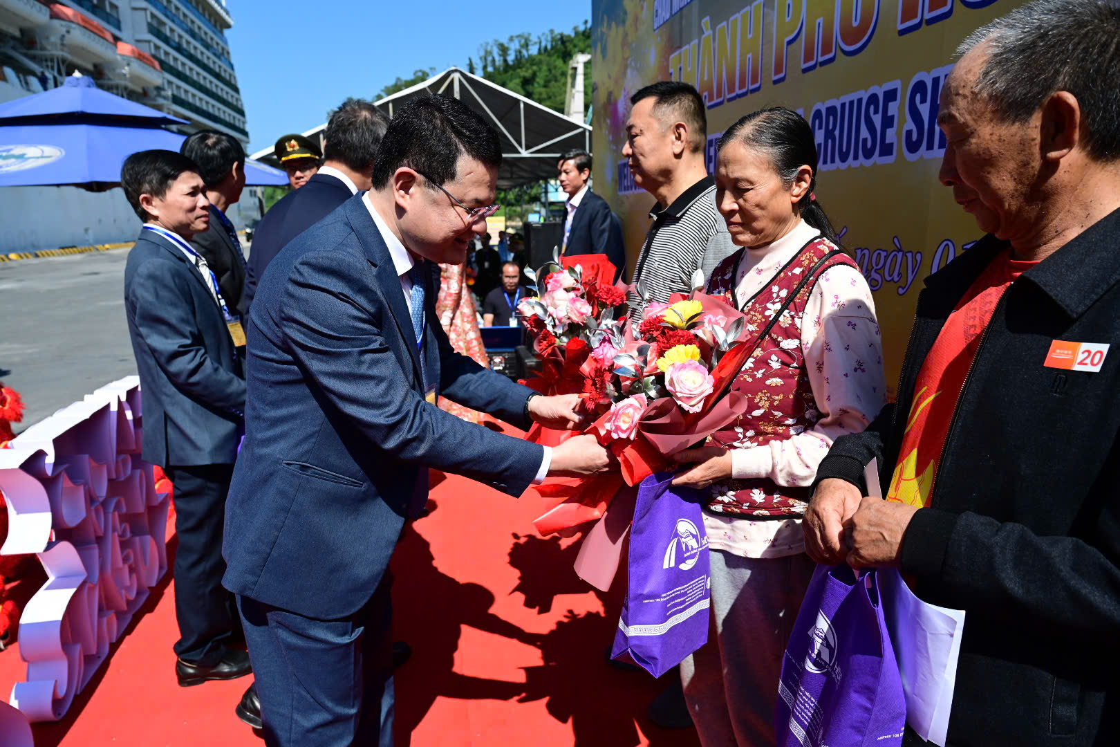 L&atilde;nh đạo th&agrave;nh phố tặng qu&agrave; ch&uacute;c mừng du kh&aacute;ch đến Huế đầu năm