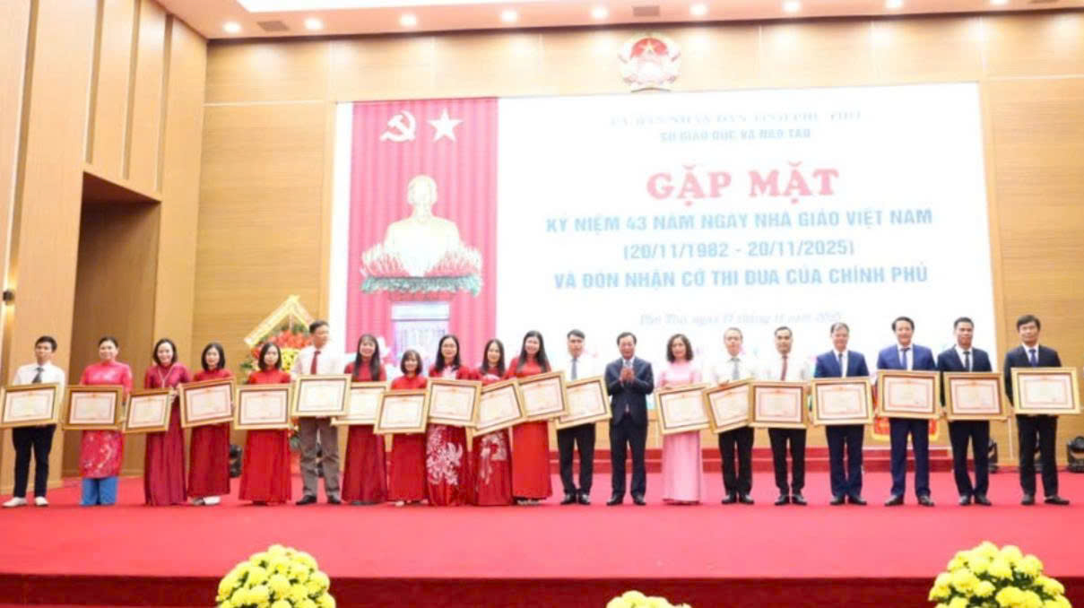 21 cá nhân thuộc ngành Giáo dục tỉnh Phú Thọ được nhận Bằng khen của Thủ tướng. 21 cá nhân thuộc ngành Giáo dục tỉnh Phú Thọ được nhận Bằng khen của Thủ tướng.