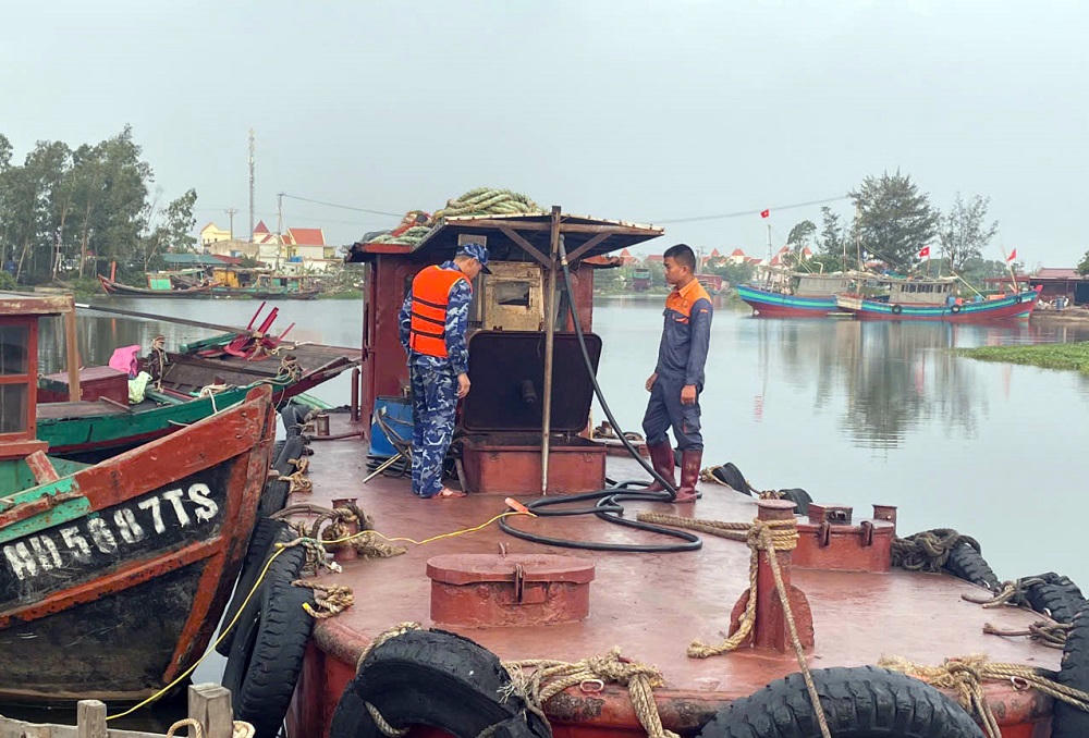 Ninh Bình: Bắt giữ tàu vỏ sắt vận chuyển trái phép 12.000 lít dầu DO trên biển