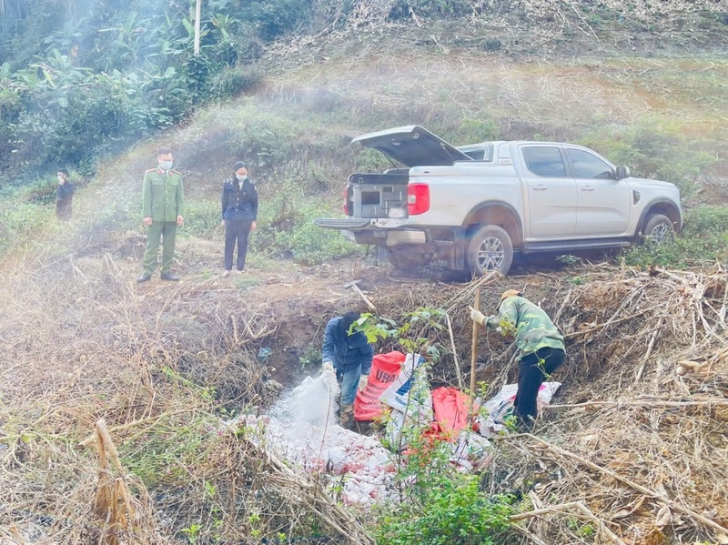 Lực lượng chức năng gi&aacute;m s&aacute;t việc ti&ecirc;u hủy h&agrave;ng h&oacute;a vi phạm