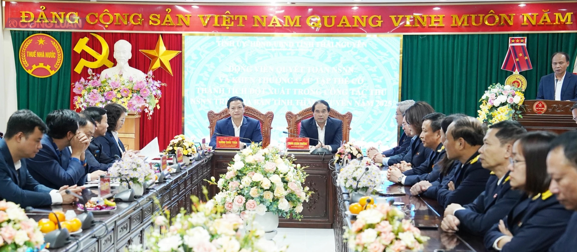 Quang cảnh buổi l&agrave;m việc. của đồng ch&iacute; Trịnh Xu&acirc;n Trường, B&iacute; thư Tỉnh ủy v&agrave; đồng ch&iacute; Vương Quốc Tuấn với cơ quan thuế