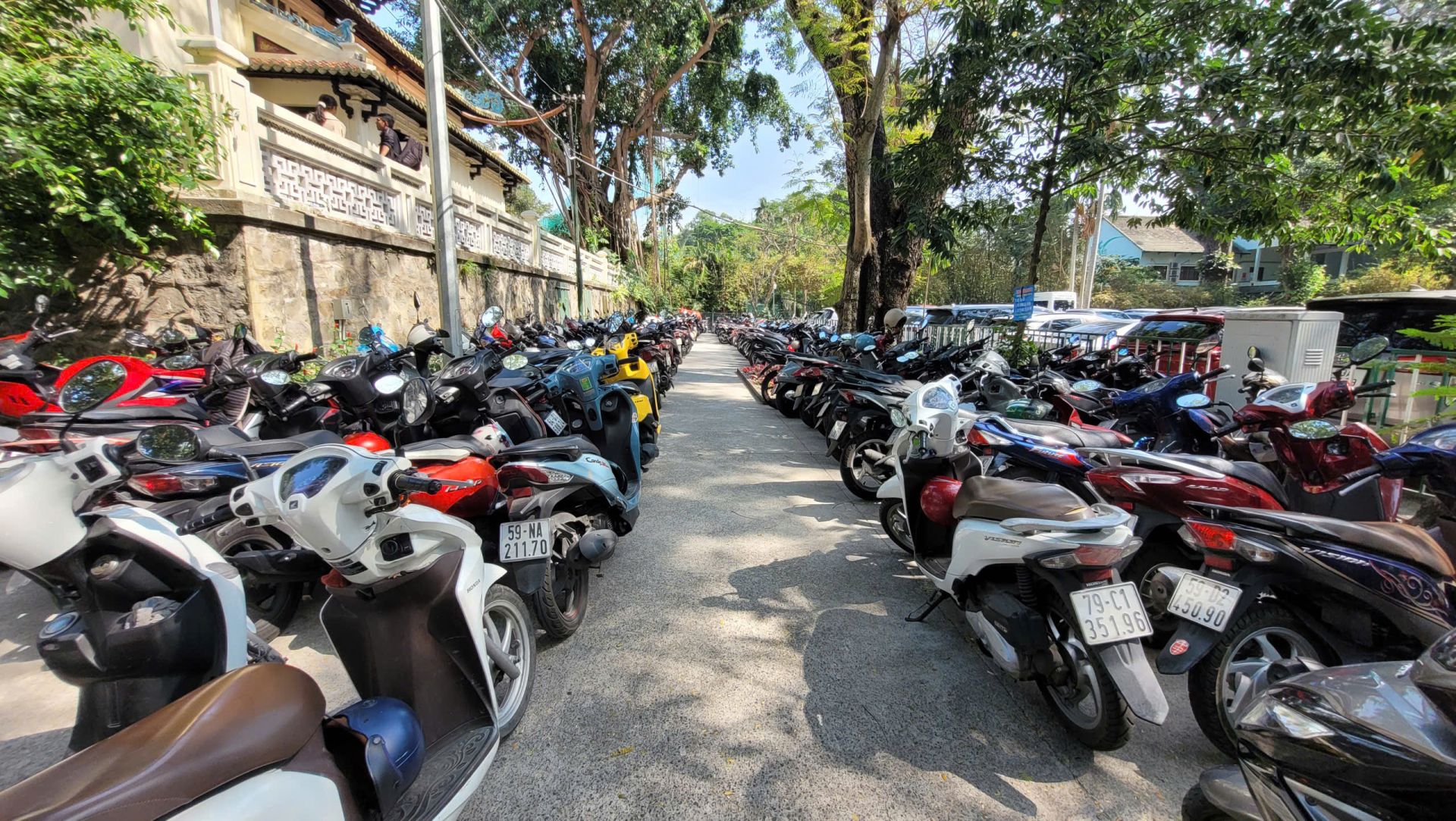 B&atilde;i xe tại Thảo Cầm Vi&ecirc;n S&agrave;i G&ograve;n chật k&iacute;n chỗ