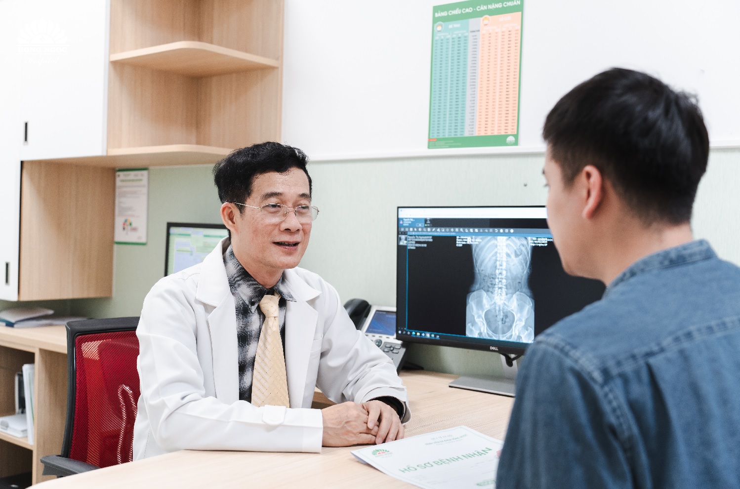 ThS.BS CKII Trịnh Minh Thanh thăm kh&aacute;m cho bệnh nh&acirc;n V.V.H